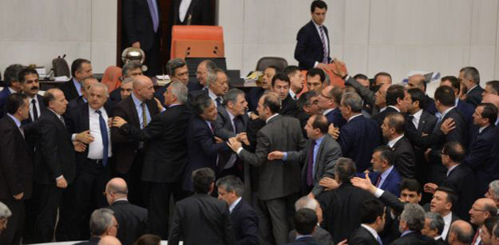 Meclisteki İç Güvenlik Paketi görüşmelerinde yine kavga